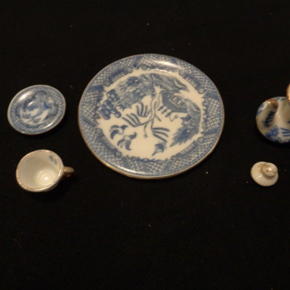 OLD FAMILY MONEY VINTAGE RETRO LITTLE BLUE & WHITE TEAPOT CUP & SAUCER S… - Picture 4 of 5